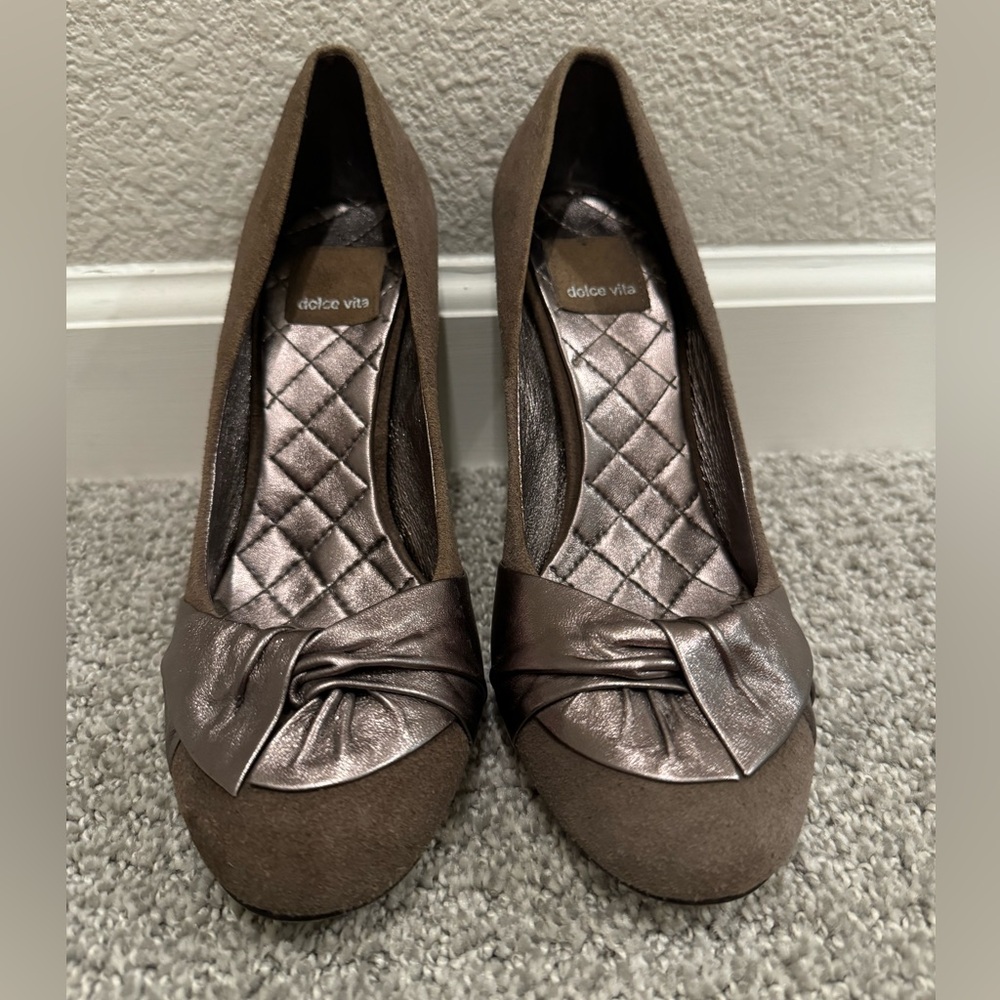 Suede high heels with bow design